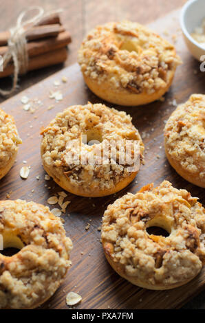 Apfelkuchen Donuts mit Zimt Haferflocken krümeln, hausgemachte Frisch gebackene Donuts Stockfoto