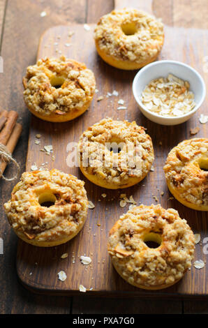 Apfelkuchen Donuts mit Zimt Haferflocken krümeln, hausgemachte Frisch gebackene Donuts Stockfoto