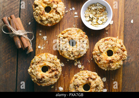 Apfelkuchen Donuts mit Zimt Haferflocken krümeln, hausgemachte Frisch gebackene Donuts Stockfoto