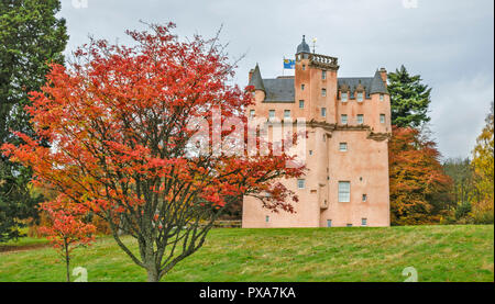 CRAIGIEVAR CASTLE ABERDEENSHIRE SCHOTTLAND ROSA TURM UND ROTE Rowan Tree Blätter im Herbst Stockfoto