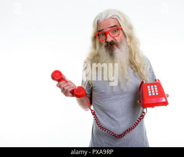 Studio shot der älteren bärtigen Mann verwirrt, während Sie Stockfoto