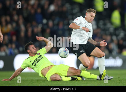 Von Derby County Martyn Waghorn (rechts) und von Sheffield United Enda Stevens Kampf um den Ball in den Himmel Wette Championship Match im Pride Park, Derby. Stockfoto