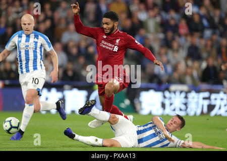 Liverpools Joe Gomez (Mitte) und Huddersfield Town Jonathan Hogg Kampf um den Ball während der Premier League Match am John Smith's Stadion, Huddersfield. Stockfoto