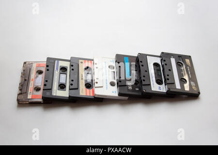 Sammlung von Vintage audio Kassetten auf weißem Hintergrund Stockfoto