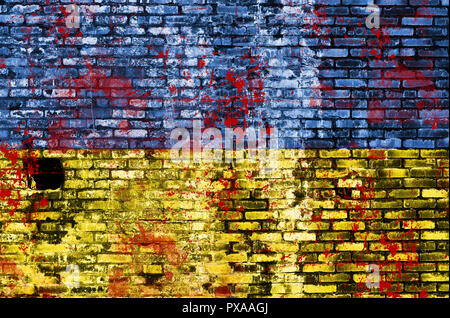 Ukraine Flagge auf dunklen Wand mit Blut bemalt Stockfoto
