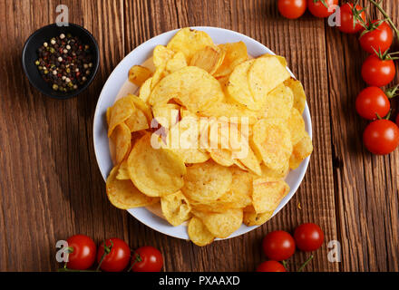 Kartoffelchips auf hölzernen Hintergrund Stockfoto