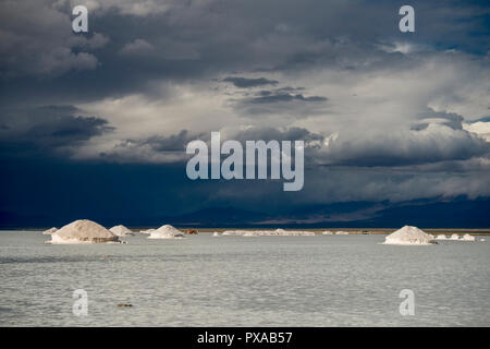 Überflutet Salz, in dem der Himmel, Wolken und Berge spiegeln Stockfoto