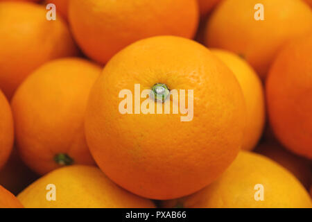Geschlossen bis brillante Farben frische reife Mandarin Orange auf den Stapel, Textur Hintergrund Stockfoto