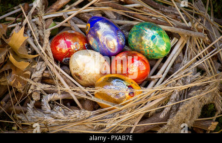 Sechs bunt bemalten Ostereier im Nest Stockfoto