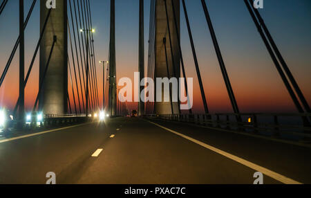 Die oeresund Brücke zwischen Schweden und Dänemark während der Überfahrt mit dem Auto bei Nacht Stockfoto