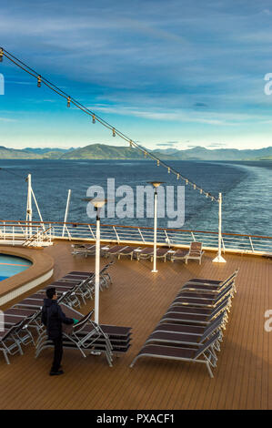 Inside Passage, BC, Kanada - 13 September, 2018: Kreuzfahrtschiff Arbeiter an Bord der Volendam, Stapeln Lounge im Freien Stühle in der Nähe des Endes der Tag der Stockfoto