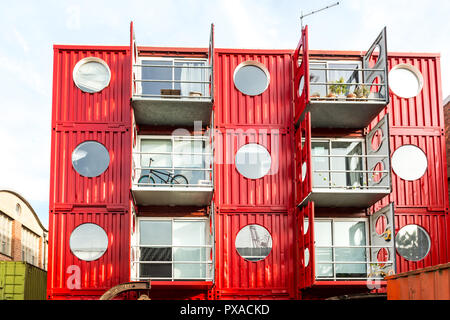 London, Großbritannien, 07. Oktober 2018: Trinity Buoy Wharf an der Themse und Bug Creek, Leamouth. Das Zuhause des London nur Leuchtturm, angegebenen Stockfoto