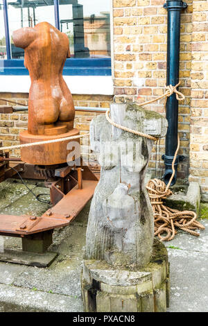 London, Großbritannien, 07. Oktober 2018: Trinity Buoy Wharf an der Themse und Bug Creek, Leamouth. Das Zuhause des London nur Leuchtturm, angegebenen Stockfoto