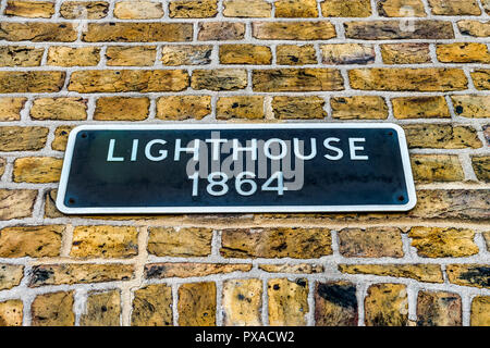 London, Großbritannien, 07. Oktober 2018: Trinity Buoy Wharf an der Themse und Bug Creek, Leamouth. Das Zuhause des London nur Leuchtturm, angegebenen Stockfoto