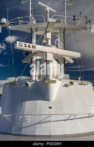 Inside Passage, BC, Kanada - 13 September, 2018: SAM elektronische Navigation, Radar und Antenne auf einem Radar mast Turm von einem Kreuzfahrtschiff. Stockfoto