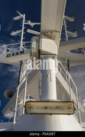 Inside Passage, BC, Kanada - 13 September, 2018: SAM elektronische Navigation, Radar und Antenne auf einem Radar mast Turm von einem Kreuzfahrtschiff. Stockfoto