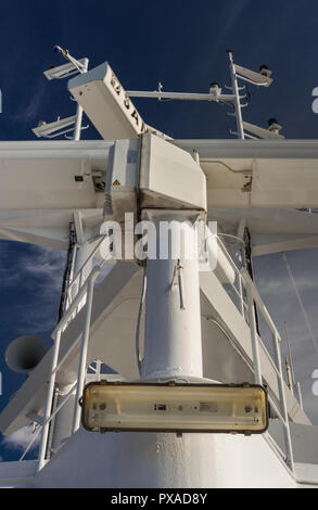 Inside Passage, BC, Kanada - 13 September, 2018: SAM elektronische Navigation, Radar und Antenne auf einem Radar mast Turm von einem Kreuzfahrtschiff. Stockfoto