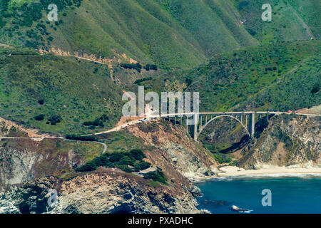 Bixby Creek Bridge auf dem Highway 1 in Kalifornien aus dem Flugzeug an einem sonnigen Tag gesehen. Stockfoto