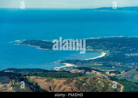 Der Karmel am Meer in Kalifornien aus dem Flugzeug an einem sonnigen Tag gesehen. Stockfoto