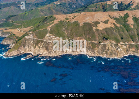 Highway 1 in Big Sur, Kalifornien, von der Ebene an einem sonnigen Tag gesehen. Stockfoto