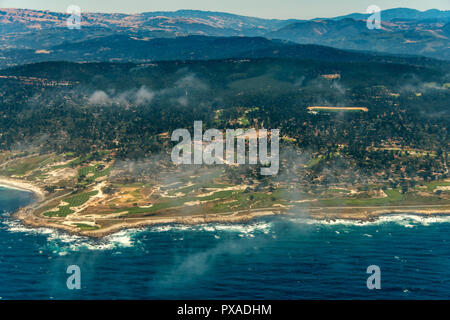 Kiesstrand an Monterey Halbinsel in Kalifornien aus dem Flugzeug gesehen. an einem sonnigen Tag. Stockfoto