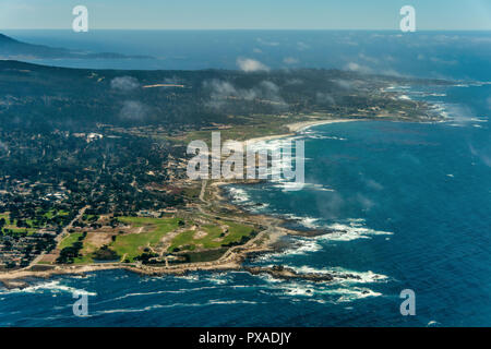 Kiesstrand an Monterey Halbinsel in Kalifornien aus dem Flugzeug gesehen. an einem sonnigen Tag. Stockfoto