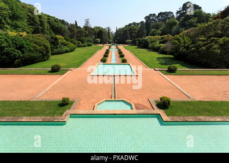 Die zentralen Parterre, mit Wasser als wichtigstes Element und Hauptthema, ist der Garten vor der Villa in Serralves, Porto, Portugal Stockfoto