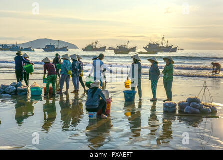 Fischmarkt Sitzung Meere Szene Volk gesammelt in den Warenkorb Fisch verkaufen, anstrengenden rudern Fischer an Land gebracht Fischerdorf Stockfoto
