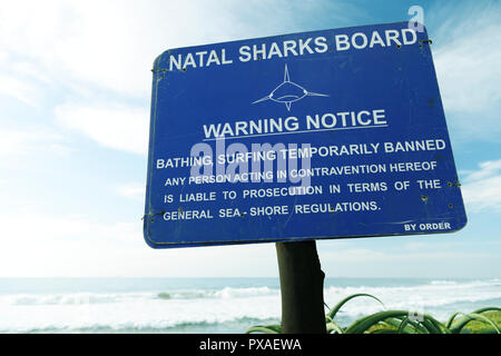 Durban, KwaZulu-Natal, Südafrika, Warnhinweis von Natal Sharks Board am Strand für Schwimmer und Surfer bei Shark Netze nicht an Ihrem Platz sind, eigenes Risiko Stockfoto