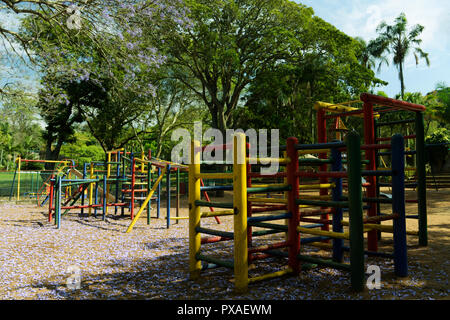 Bunte Jungle Gym Ausstattung Kinderspielplatz bei Mitchell Park Botanical Garden, Durban, Südafrika Stockfoto