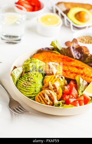 Vegan Rainbow Schüssel: Frikadellen Gemüse-, Avocado-, Kartoffel und Salat. Auf Basis pflanzlicher Ernährung Konzept. Stockfoto