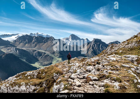 Wanderer auf Dolomiten Pfad mit Marmolada Gletscher im Hintergrund Stockfoto