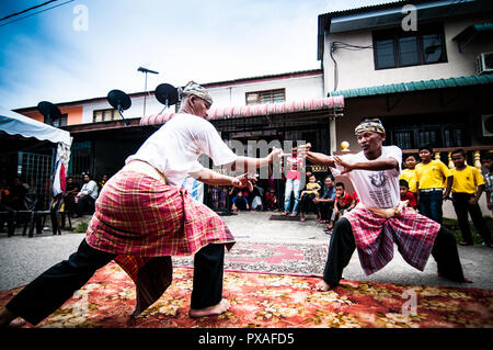 KOTA BHARU, MALAYSIA, 1. Juni 2015: Silat. Eine der traditionellen malaysischen martial arts Leistungen an eine Hochzeit. Stockfoto