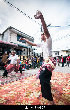 KOTA BHARU, MALAYSIA, 1. Juni 2015: Silat. Eine der traditionellen malaysischen martial arts Leistungen an eine Hochzeit. Stockfoto