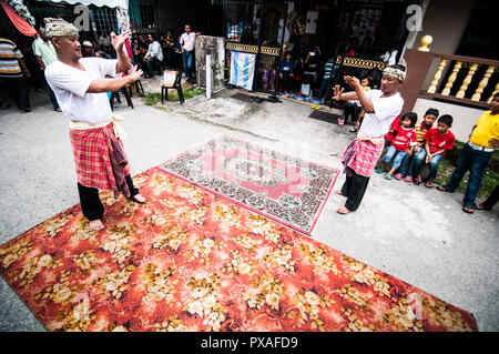 KOTA BHARU, MALAYSIA, 1. Juni 2015: Silat. Eine der traditionellen malaysischen martial arts Leistungen an eine Hochzeit. Stockfoto