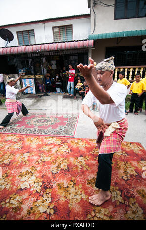 KOTA BHARU, MALAYSIA, 1. Juni 2015: Silat. Eine der traditionellen malaysischen martial arts Leistungen an eine Hochzeit. Stockfoto