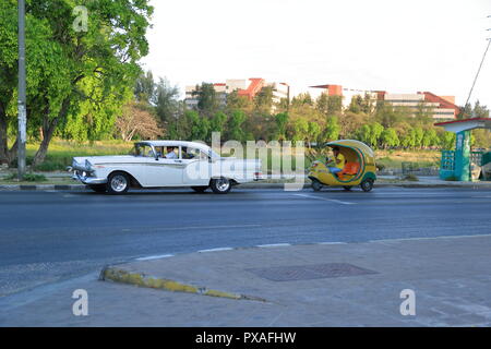 Havanna, Kuba APRIL 2015: Touristen können einen Rundgang durch die Stadt mit klassischen und altes Modell Autos, in den Straßen von Havanna gesehen. Stockfoto