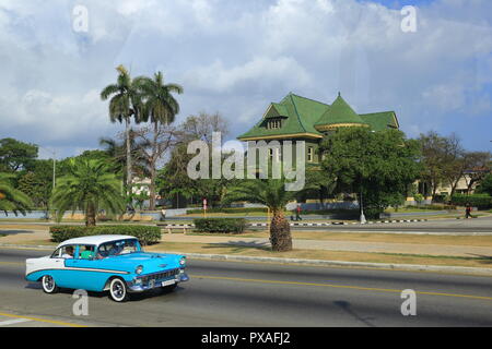 Havanna, Kuba APRIL 2015: Touristen können einen Rundgang durch die Stadt mit klassischen und altes Modell Autos, in den Straßen von Havanna gesehen. Stockfoto