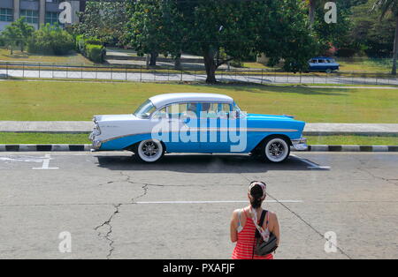 Havanna, Kuba APRIL 2015: Touristen können einen Rundgang durch die Stadt mit klassischen und altes Modell Autos, in den Straßen von Havanna gesehen. Stockfoto