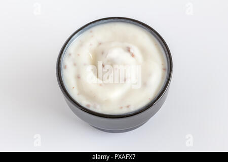 Choc Chip Joghurt in einer kleinen schwarzen Schale close up - Joghurt Nahaufnahme Stockfoto