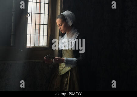 RELEASE DATE: September 1, 2017 Title: Tulip Fever STUDIO: Weinstein Company Regie: Justin Chadwick Handlung: Ein Künstler fällt für eine junge verheiratete Frau, während er ihr Portrait in Auftrag während der Tulip Mania des 17. Jahrhunderts Amsterdam Starring: Judi Dench, Alicia Vikander, Dane DeHaan, Jack O'Connell zu malen. (Credit: © Weinstein Company/Entertainment Bilder) Stockfoto