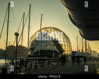 Die Biosphäre (Glas & Stahl Kuppel von Renzo Piano) neben dem Aquarium in Porto Antico (alter Hafen), Stadt Genua, Ligurien, Italien. Stockfoto