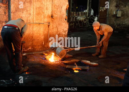 Gaziantep, eisenguss Workshop/Türkei - März 2017: In einem Workshop die Kanaldeckel, gießt geschmolzenes Eisen in Formen der Arbeiter. Stockfoto