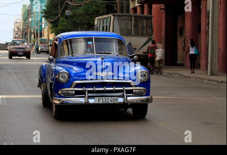 Havanna, Kuba APRIL 2015: Touristen können einen Rundgang durch die Stadt mit klassischen und altes Modell Autos, in den Straßen von Havanna gesehen. Stockfoto