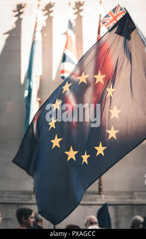 Eine EU-Flagge vor dem ehrenmal als Demonstranten nach Whitehall während der Abstimmung März - London fort. Stockfoto