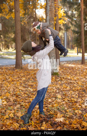 Little Baby Junge mit seiner Mutter in den Park Stockfoto