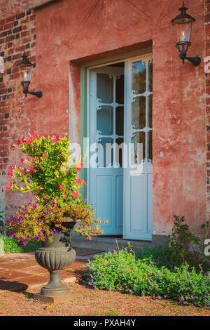 Garten Eingang zur alten Landhaus. Stockfoto