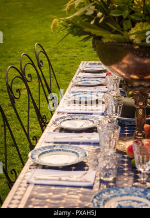 Elegantes Set Tisch im Garten für ein Abendessen oder Hochzeit. Stockfoto