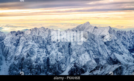 Schöne Winterlandschaft mit verschneiten Gipfeln, Hohe Tatra, Slowakei, Europa Stockfoto