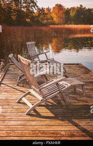 Lakeside Liegestühlen aus Holz. Stockfoto